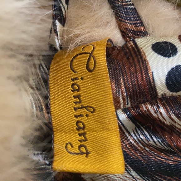 Fur coat sleeveless, hooded , bottom zips off - Picture 5 of 6